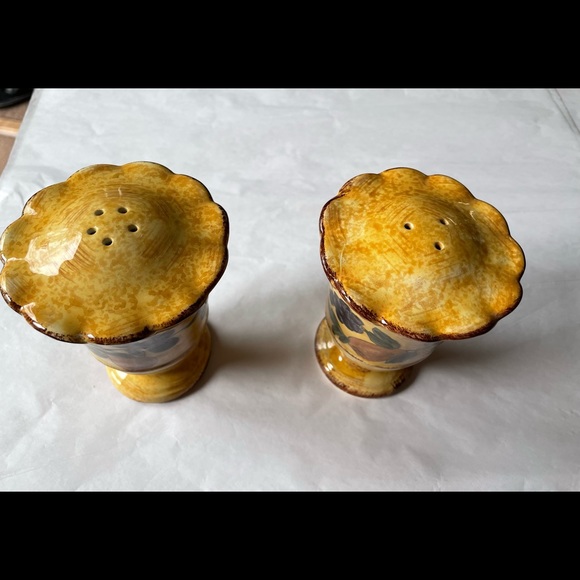 CIC Vintage Country Salt & Pepper Pottery Shakers - Picture 3 of 9